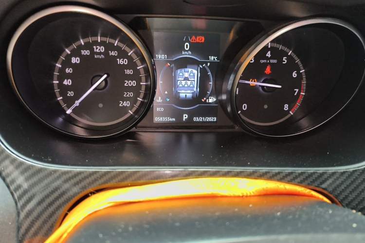 Used Land Rover Discovery Sport 2018 240 PS SE Version Odometer Close Up