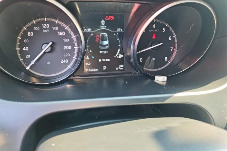 Used Land Rover Discovery Sport 2018 240 PS SE Version Odometer Close Up