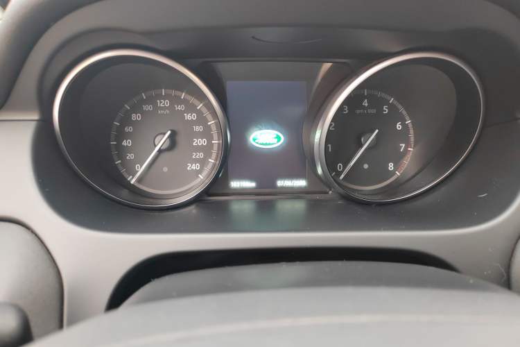 Used Land Rover Discovery Sport 2018 240 PS SE Version Odometer Close Up