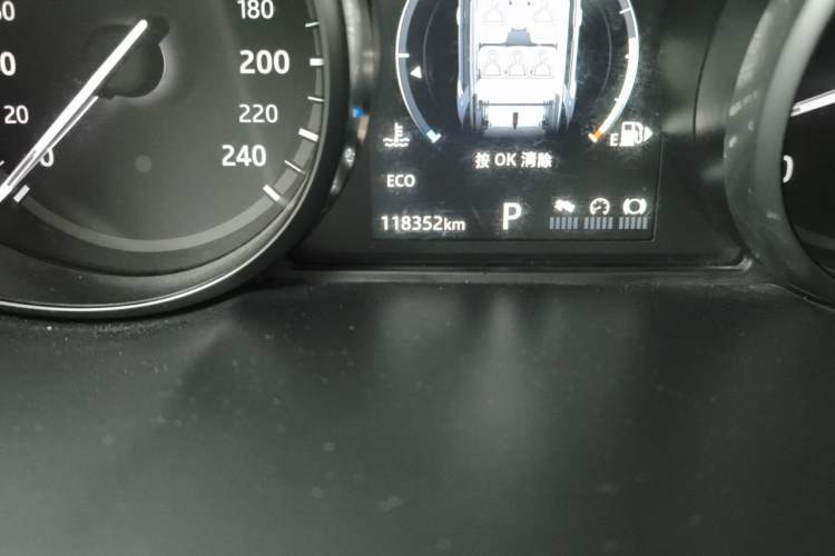 Used Land Rover Discovery Sport 2018 240 PS SE Version Odometer Close Up