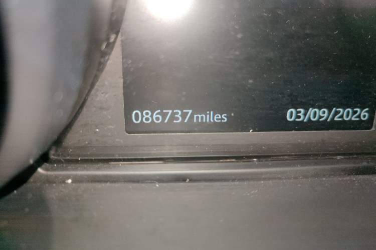 Used Land Rover Discovery Sport 2018 240 PS HSE LUXURY Edition Odometer Close Up