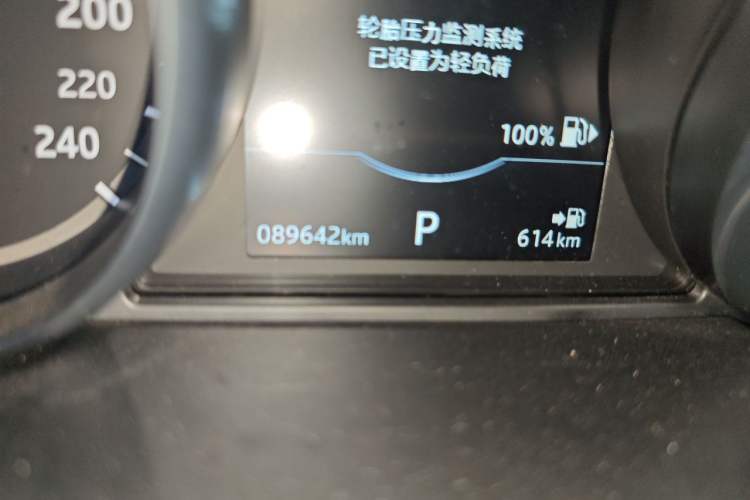 Used Land Rover Discovery Sport 2018 240 PS SE Version Odometer Close Up