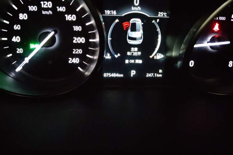 Used Land Rover Discovery Sport 2018 240 PS HSE Version Odometer Close Up