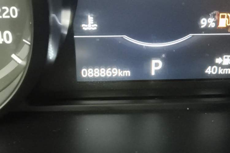 Used Land Rover Discovery Sport 2018 240 PS HSE LUXURY Edition Odometer Close Up