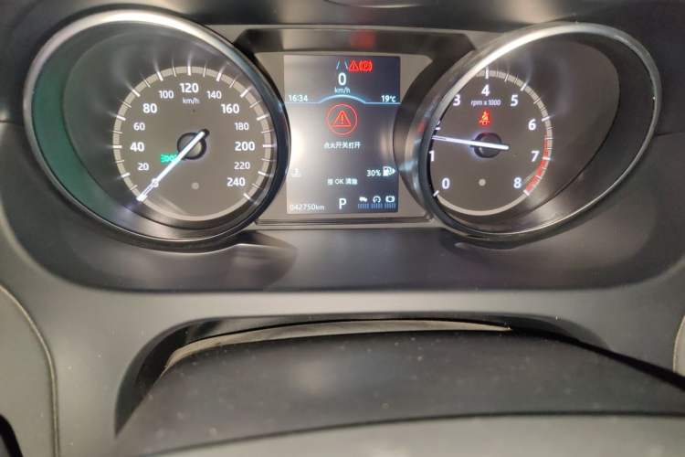 Used Land Rover Discovery Sport 2018 240 PS SE Version Odometer Close Up