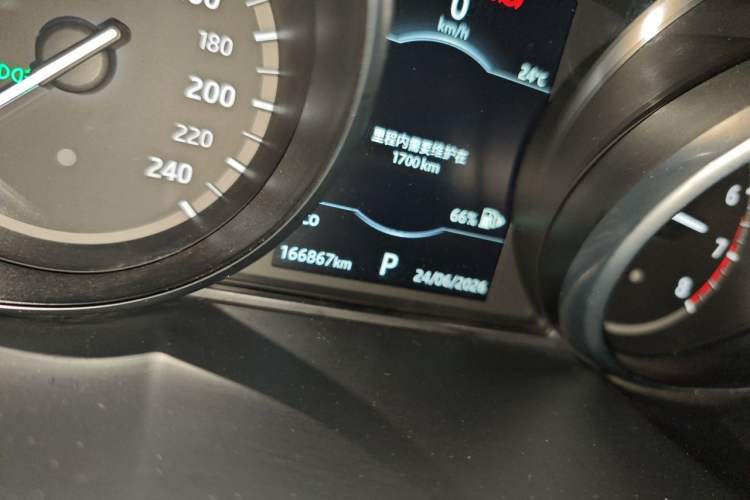 Used Land Rover Discovery Sport 2018 240 PS HSE Version Odometer Close Up