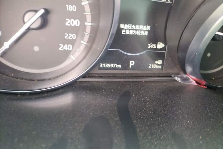 Used Land Rover Discovery Sport 2018 240 PS SE Version Odometer Close Up
