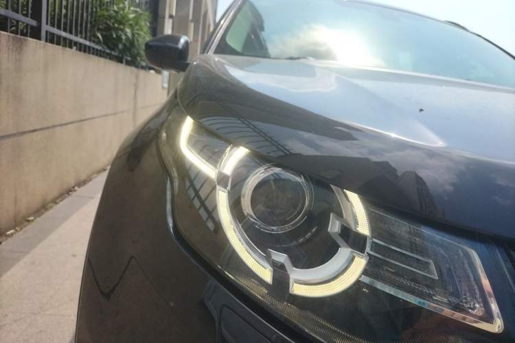 Used Land Rover Discovery Sport 2018 240 PS SE Version Right Front Headlight