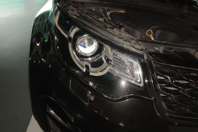 Used Land Rover Discovery Sport 2018 240 PS SE Version Right Front Headlight