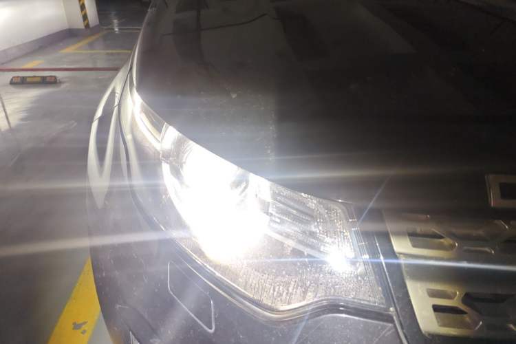 Used Land Rover Discovery Sport 2018 240 PS SE Version Right Front Headlight