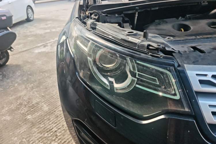 Used Land Rover Discovery Sport 2018 240 PS HSE Version Right Front Headlight