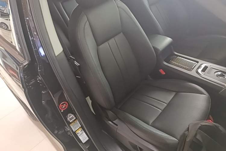 Used Land Rover Discovery Sport 2018 240 PS SE Version Right Front Seat