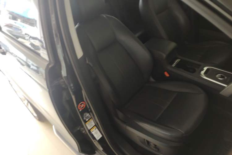 Used Land Rover Discovery Sport 2018 240 PS SE Version Right Front Seat