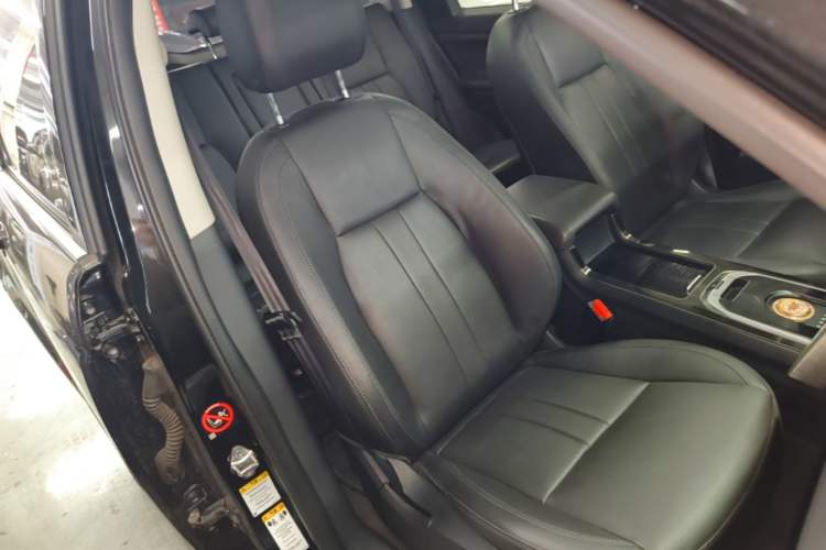Used Land Rover Discovery Sport 2018 240 PS HSE Version Right Front Seat