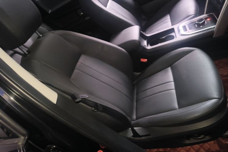 Used Land Rover Discovery Sport 2018 240 PS SE Version Right Front Seat