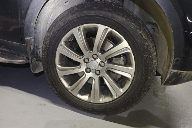 Used Land Rover Discovery Sport 2018 240 PS SE Version Right Front Wheel Hub