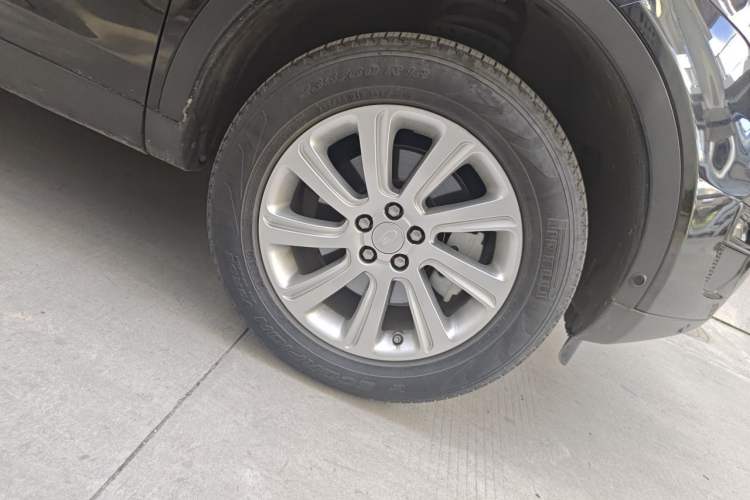 Used Land Rover Discovery Sport 2018 240 PS SE Version Right Front Wheel Hub