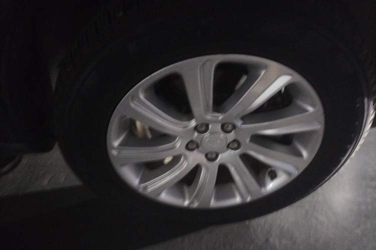 Used Land Rover Discovery Sport 2018 240 PS SE Version Right Front Wheel Hub