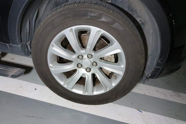 Used Land Rover Discovery Sport 2018 240 PS SE Version Right Front Wheel Hub