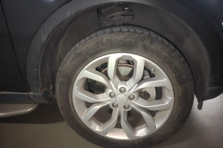 Used Land Rover Discovery Sport 2018 240 PS HSE Version Right Front Wheel Hub