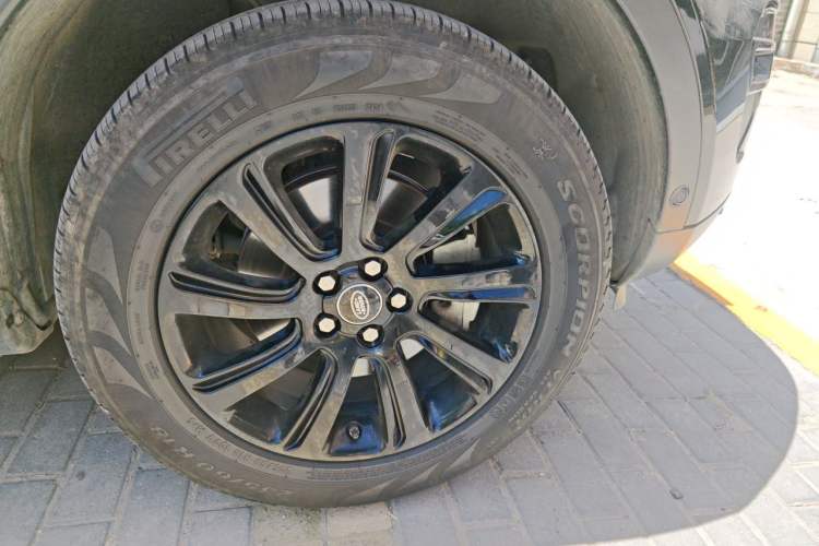 Used Land Rover Discovery Sport 2018 240 PS SE Version Right Front Wheel Hub