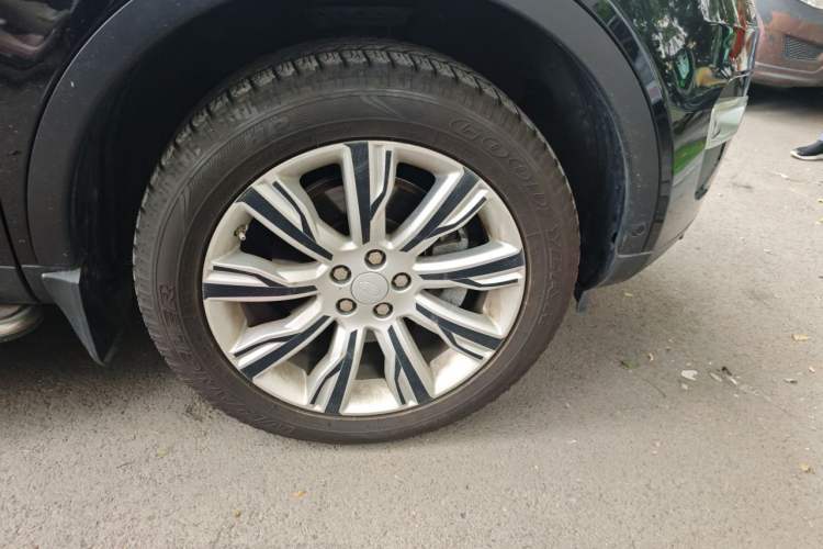 Used Land Rover Discovery Sport 2018 240 PS HSE LUXURY Edition Right Front Wheel Hub