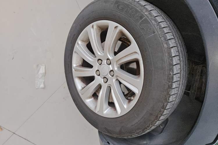 Used Land Rover Discovery Sport 2018 240 PS SE Version Right Front Wheel Hub