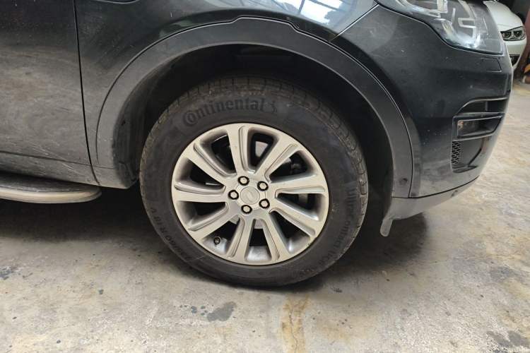 Used Land Rover Discovery Sport 2018 240 PS SE Version Right Front Wheel Hub