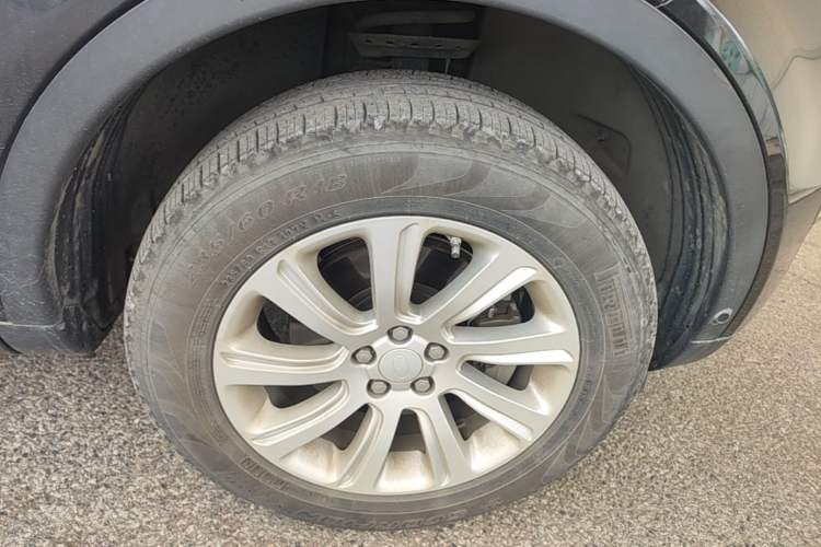 Used Land Rover Discovery Sport 2018 240 PS SE Version Right Front Wheel Hub