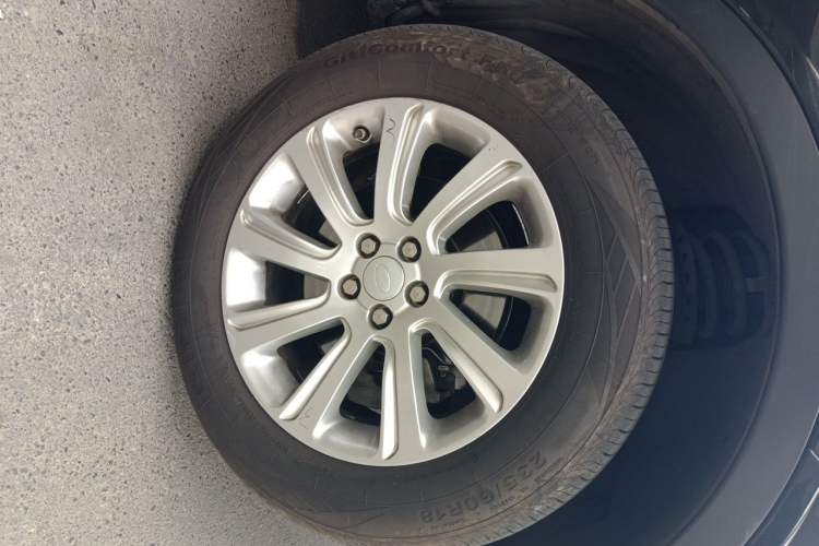 Used Land Rover Discovery Sport 2018 240 PS SE Version Right Front Wheel Hub