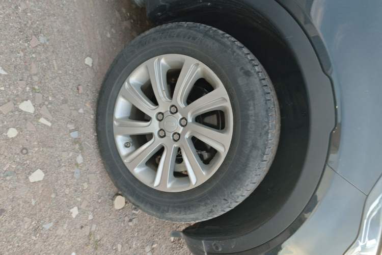 Used Land Rover Discovery Sport 2018 240 PS SE Version Right Front Wheel Hub