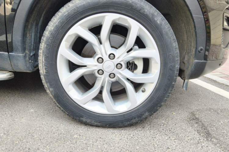 Used Land Rover Discovery Sport 2018 240 PS HSE Version Right Front Wheel Hub