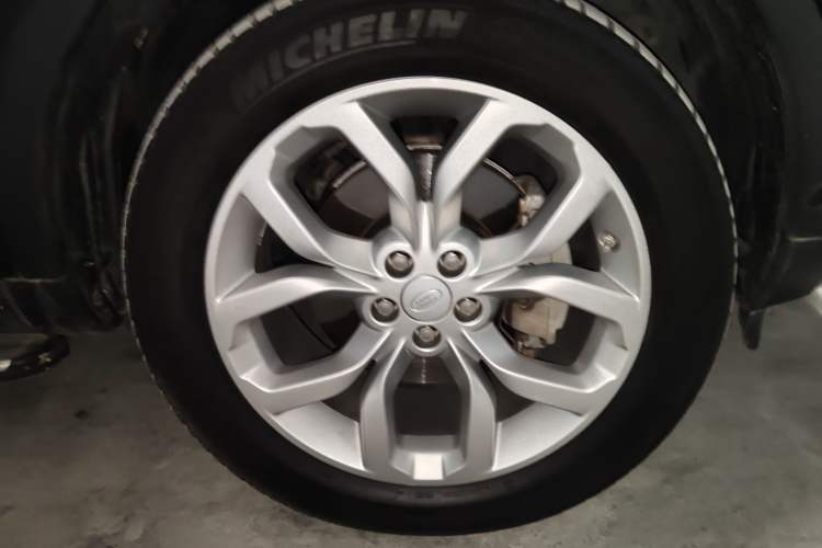 Used Land Rover Discovery Sport 2018 240 PS HSE Version Right Front Wheel Hub