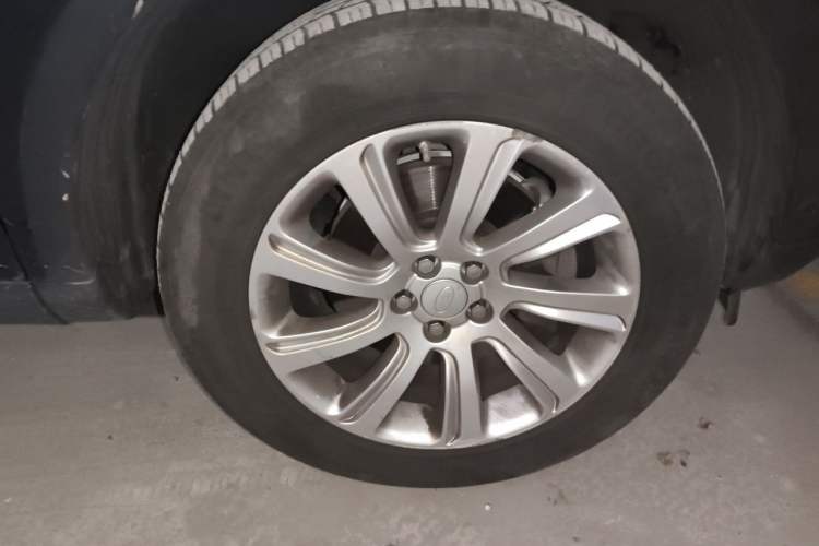 Used Land Rover Discovery Sport 2018 240 PS SE Version Right Front Wheel Hub