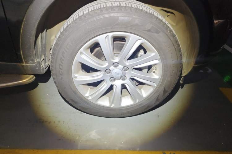 Used Land Rover Discovery Sport 2018 240 PS SE Version Right Front Wheel Hub