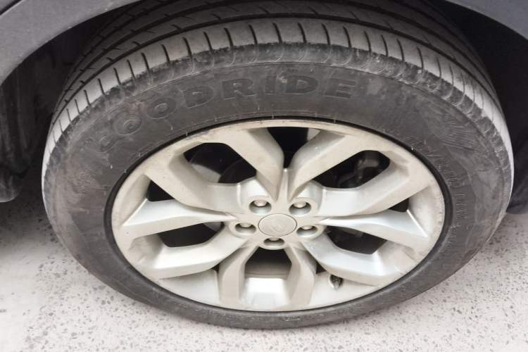 Used Land Rover Discovery Sport 2018 240 PS HSE LUXURY Edition Right Front Wheel Hub