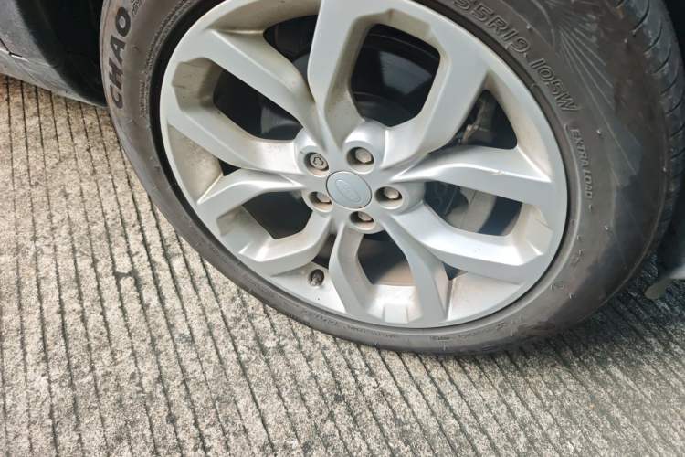 Used Land Rover Discovery Sport 2018 240 PS HSE Version Right Front Wheel Hub