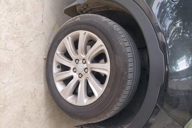 Used Land Rover Discovery Sport 2018 240 PS SE Version Right Front Wheel Hub