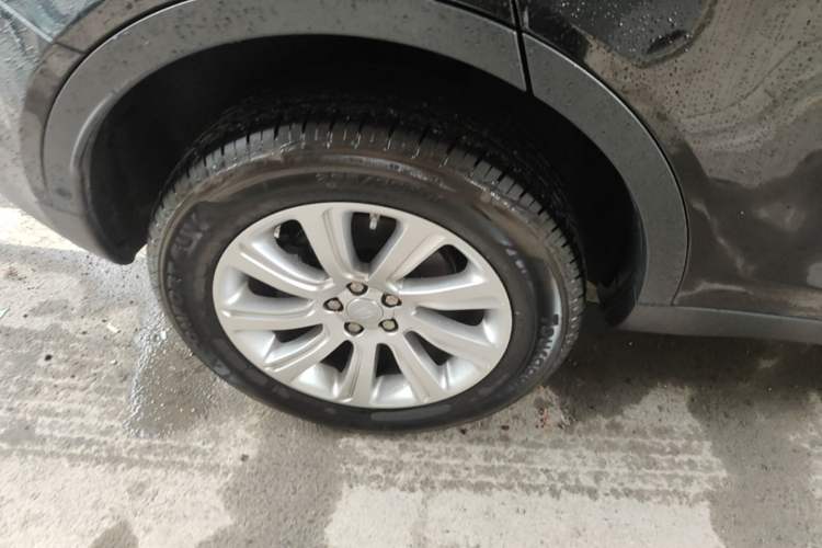 Used Land Rover Discovery Sport 2018 240 PS PURE Edition Right Rear Wheel Hub