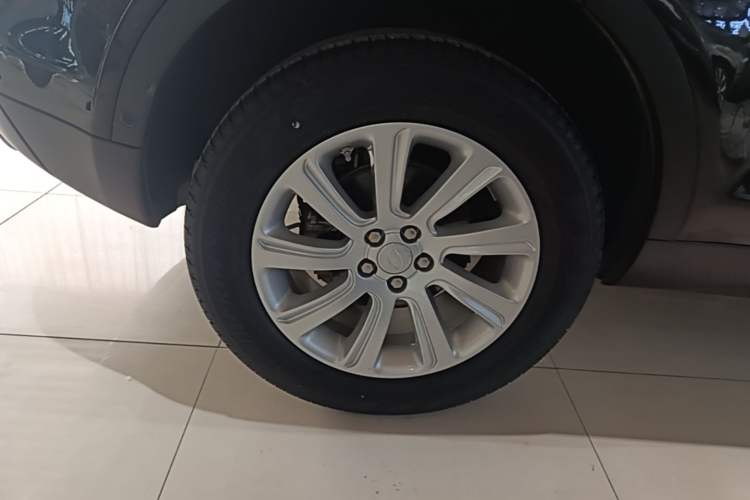 Used Land Rover Discovery Sport 2018 240 PS SE Version Right Rear Wheel Hub