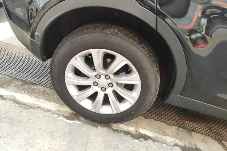 Used Land Rover Discovery Sport 2018 240 PS SE Version Right Rear Wheel Hub