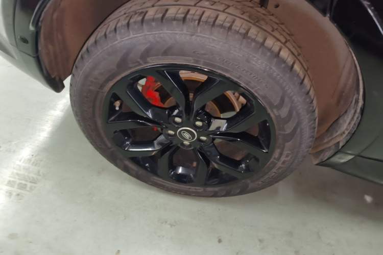 Used Land Rover Discovery Sport 2018 240 PS HSE Version Right Rear Wheel Hub