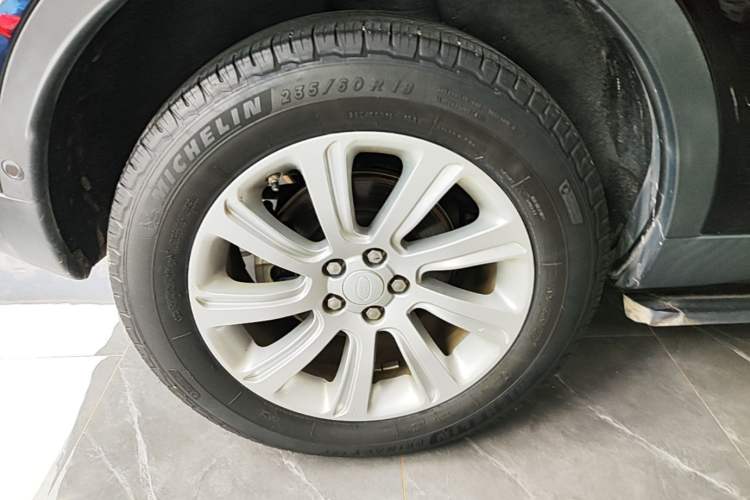 Used Land Rover Discovery Sport 2018 240 PS SE Version Right Rear Wheel Hub
