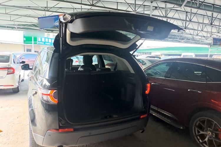 Used Land Rover Discovery Sport 2018 240 PS PURE Edition Trunk