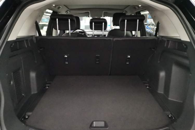Used Land Rover Discovery Sport 2018 240 PS SE Version Trunk