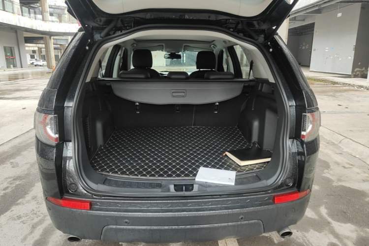 Used Land Rover Discovery Sport 2018 240 PS PURE Edition Trunk