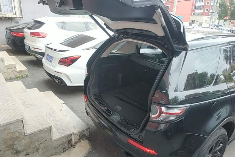 Used Land Rover Discovery Sport 2018 240 PS SE Version Trunk