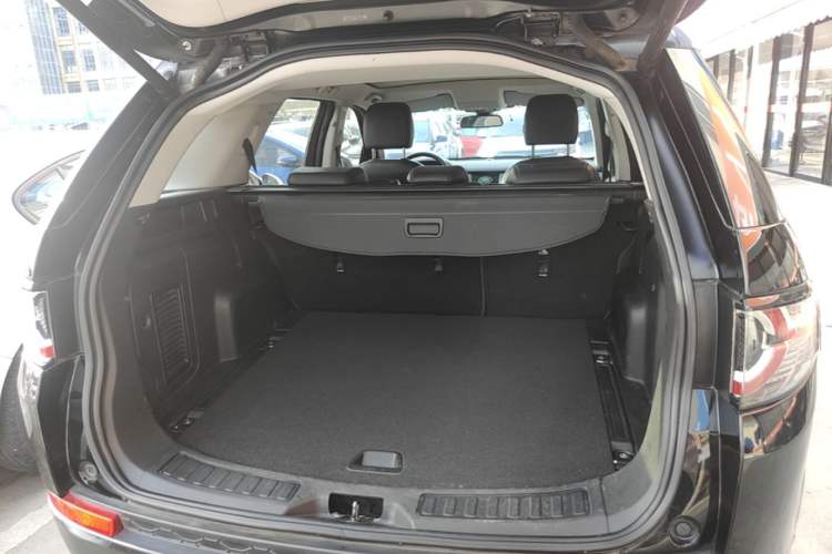 Used Land Rover Discovery Sport 2018 240 PS SE Version Trunk