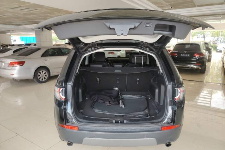 Used Land Rover Discovery Sport 2018 240 PS SE Version Trunk