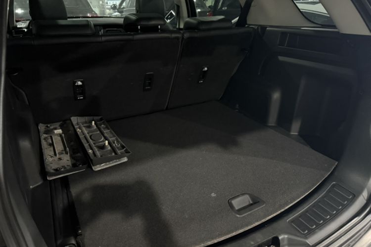 Used Land Rover Discovery Sport 2018 240 PS SE Version Trunk